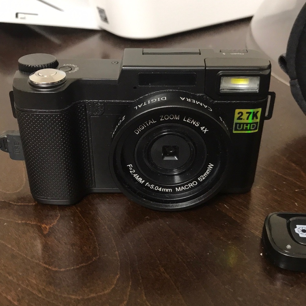 Very lightly used CMOS digital zoom lens camera